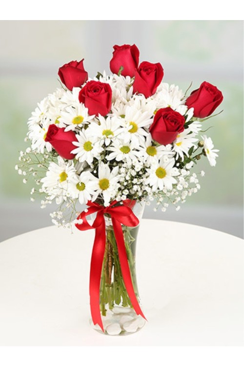 CAM VAZODA BEYAZ PAPATYA VE KIRMIZI GÜL