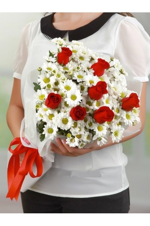 7 ADET KIRMIZI GÜL VE 2 DEMET BEYAZ PAPATYA BUKETİ 
